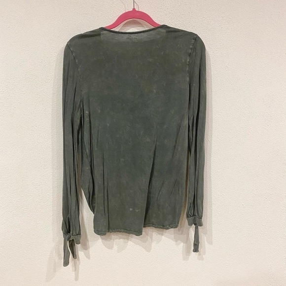 Francesca’s Alya Crossover Top Size Medium EUC - Picture 3 of 3